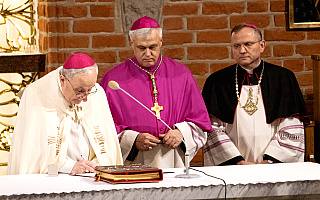 Święcenia biskupie w Elblągu. Nowy nuncjusz złożył uroczyste wyznanie wiary